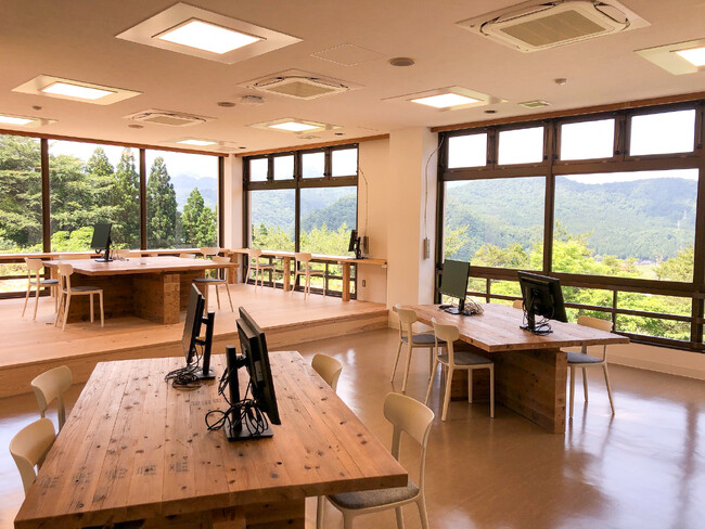 日本海と北アルプスを望む自然の中で、仕事も勉強もはかどる。新潟県糸魚川市の絶景ワークスペース「いいオフィス糸魚川 by クラブハウス美山」がオープン
