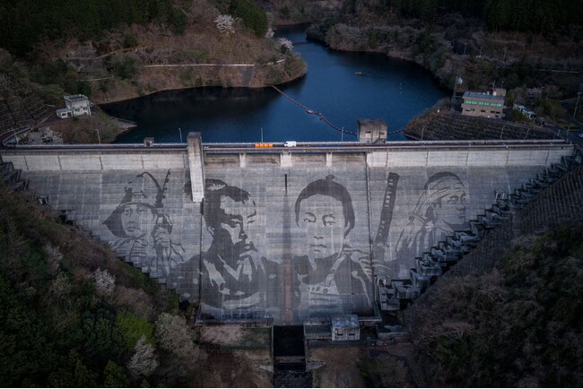 今年30周年を迎えた松田川ダムをキャンバスに描く巨大な『侍』の洗浄ダムアートがついに完成!