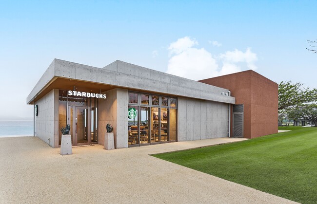 沖縄の豊かな自然と出会う、パノラマオーシャンビューの絶景　『スターバックス コーヒー 名護21世紀の森公園あけみおてらす店』4月15日オープン