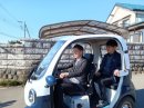 実際に株式会社バブルを訪れ試乗をする萩原鉄也氏　後部座席に乗る株式会社バブル社長　鈴木俊介氏