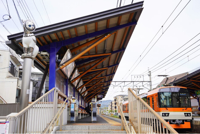 京都・左京区 “つくり手” が集う街で、創作を見守る「風見鶏」　叡山電鉄「茶山・京都芸術大学駅」に卒業生作品を新設置