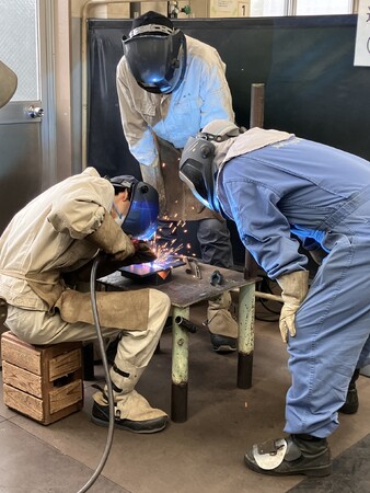 【三浦工業株式会社】地域貢献の一環として高校生向け溶接技術指導を実施しました