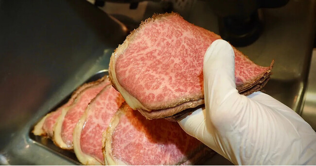 『ローストビーフ大野 鎌倉店』『ローストビーフ大野 原宿竹下口店』に「メガ和牛ローストビーフ丼」が登場！ 総重量4.8kgを10名以上でシェア可能。