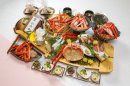 5月末頃までの季節限定「活け香住蟹コース」25,000 円。前菜、蟹刺し、刺身、甲羅味噌、陶板焼き、香住蟹味噌和えの包み焼き、蟹すき鍋、雑炊、香の物、デザート。