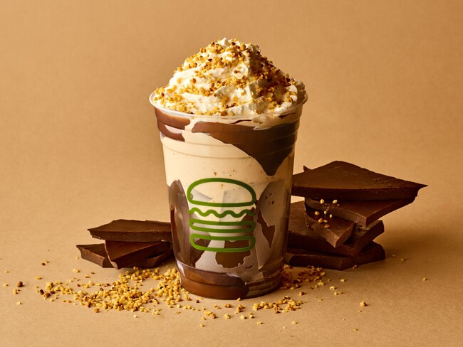 【Shake Shack】割って楽しむ、新感覚の期間限定シェイク！パリッと割れるチョコレートが楽しい「ヘーゼルナッツチョコレートシェイク」が4月24日（金）より発売