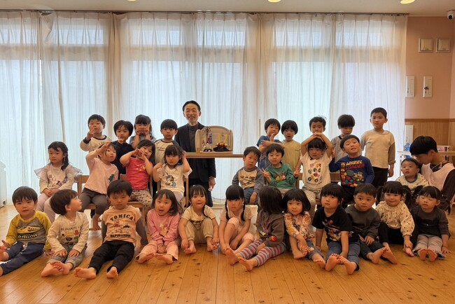 ふらここ、五月人形寄贈先「さくらさくみらい下赤塚」を訪問-4/15(水)、園児たちが見守る中で五月人形の飾り付けを実施-