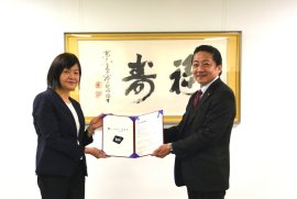 授与式の写真（１）左より、福寿会 理事長　秋吉 美由紀様、BSIジャパン Business Development Manager　一蝶 茂人