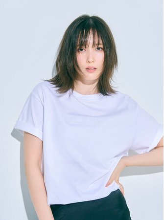 本田翼がフルプロデュース！〈By ttt.（バイティースリー）〉より2周年を記念したアパレルアイテム「Original ttt. Tee」を4月23日(木)18時から発売。