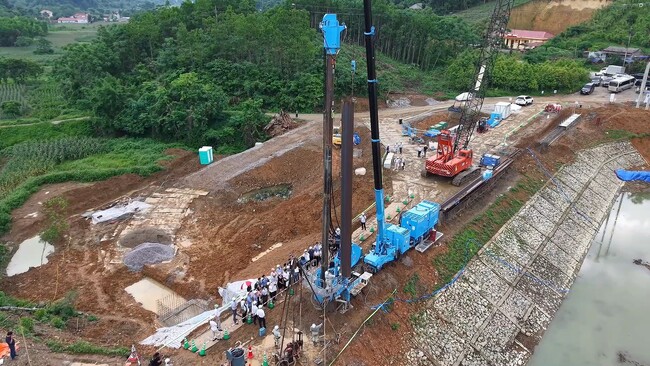 圧入工法を用いた鋼矢板遮水壁のダム漏水対策への効果をベトナムで実証