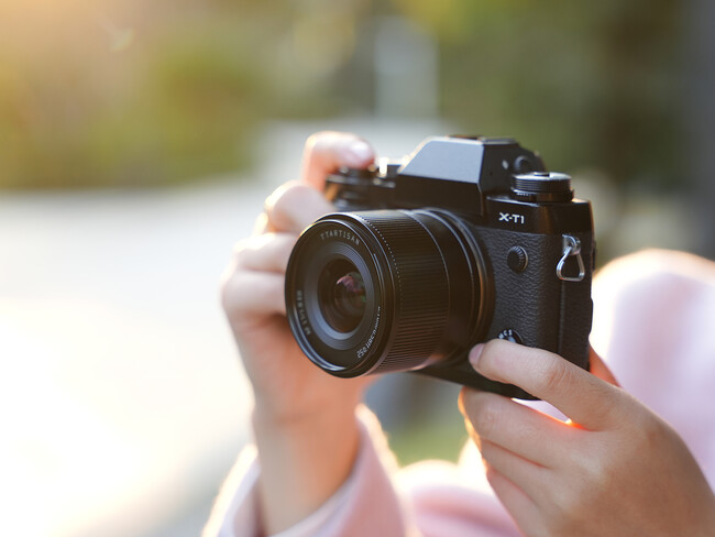 スナップもVlogも気軽に楽しめる「銘匠光学 TTArtisan AF 17mm f/1.8 Air APS-C」を販売開始