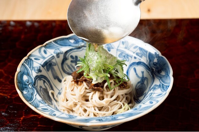 赤坂のミシュラン掲載店「あかさか割烹和史」が、次世代の美食“駝鳥（ダチョウ）”を主役にした新コースを5月より提供開始。和の伝統技法で昇華させた「究極のヘルシー割烹」への挑戦