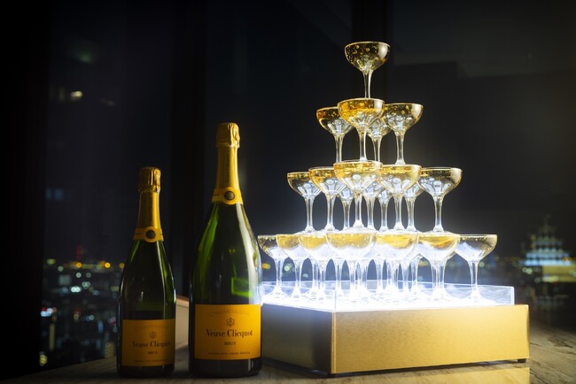クラブフロア宿泊者専用ラウンジ「The Club」にて、ヴーヴ・クリコのフリーフローを楽しむ「グランド・シャンパンアワー」を開催