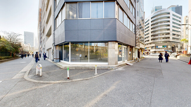 新宿駅ガード下から徒歩1分。ポップアップや展示会に適した1階路面ウォークインの全面ガラス張りイベントスペース【Stella Gallery Shinjuku】がオープン。