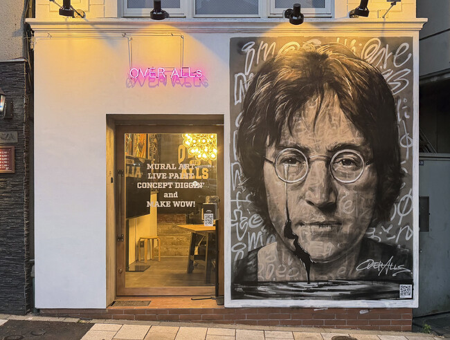 ジョン・レノンの黒い涙の壁画が外苑前に登場