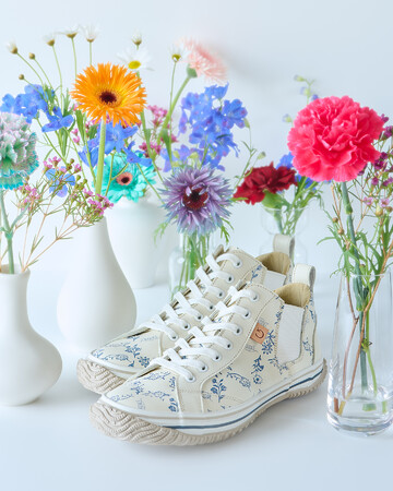 4種の花とロゴをプリントしたオリジナルレザーのスニーカー2種を発売