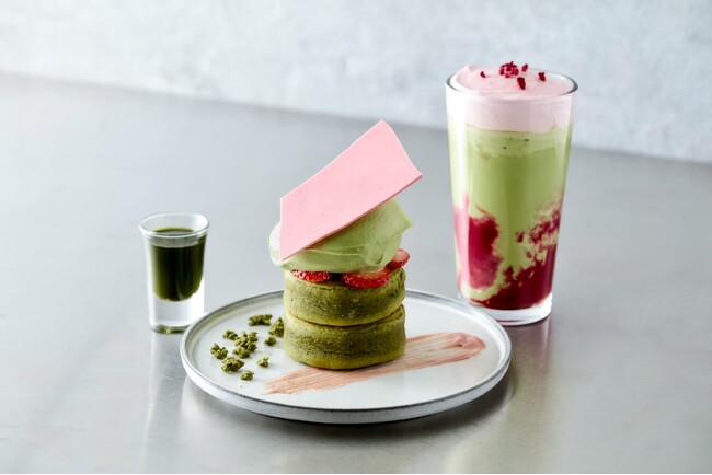 〈Roasted COFFEE LABORATORY〉割って、かけて、味わいの変化を楽しむ、いちご抹茶の体験型パンケーキ4月28日(火)から発売