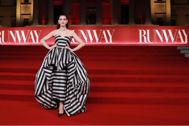 【ルイ・ヴィトン】アン・ハサウェイ、映画「プラダを着た悪魔2」の A Night With Runway ガラにルイ・ヴィトンを着用