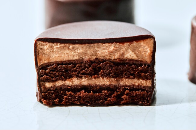 ブランド創業11周年を記念した特別なチョコレートケーキ。メゾンカカオの「生チョコトルタ」が誕生。