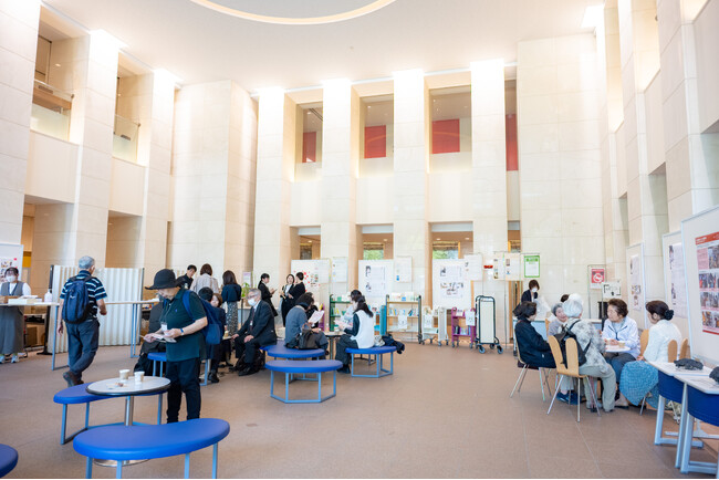日本女子大学の第45回ホームカミングデーで創立125周年と文学部の新たな門出を祝う「ブックカフェ125」を実施