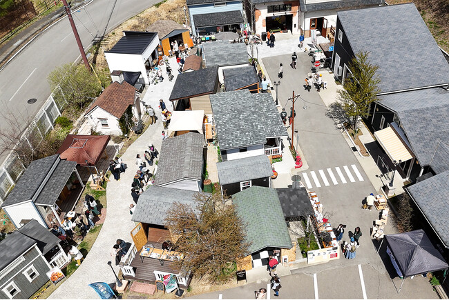 【イベントレポート】会場に並ぶ小屋やガレージがそのまま店舗に--小屋メーカーの展示場が一日限りの小さな街へ。グリーンベル主催「第2回 小屋でマルシェ」に約600名が来場