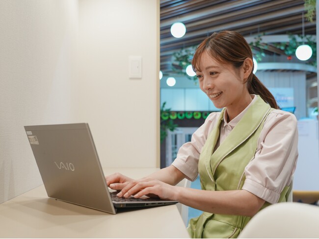 ポピンズが運営する全国325か所の保育・学童施設に、株式会社コドモンのこども施設向け業務連絡ツール「せんせいトーク」を導入