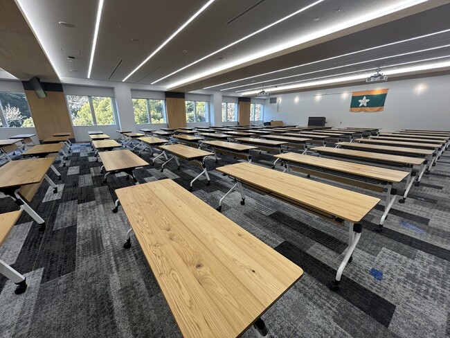 愛媛県庁の会議テーブルに「愛媛県産ヒノキGywood」が採用