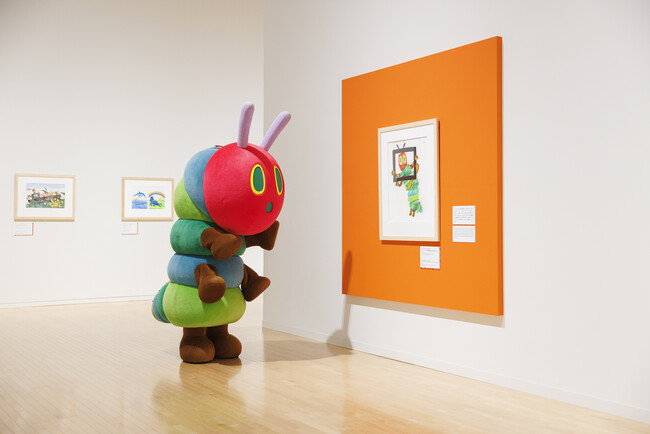 明日開幕！「エリック・カール展 はじまりは、はらぺこあおむし」一足先にあおむしが来場。オリジナルグッズやスペシャル企画も！