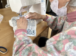 4月28日「シニアの日」 平均年齢80歳の元縫製職人たちによるアップサイクル事業が始動高齢者の孤立解消と廃棄資源の再利用を目指す！