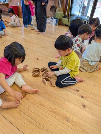 「年輪ドミノ」でつなぐ、CSR活動　＜寄贈プロジェクト始動＞　（森と 子どもと 企業をつなぐ、CSRの新たな提案）