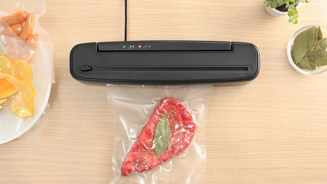 鮮度を保つ真空パックを、もっと手軽にスマートに。スリム設計で収納しやすい『スリム真空パック器』新発売