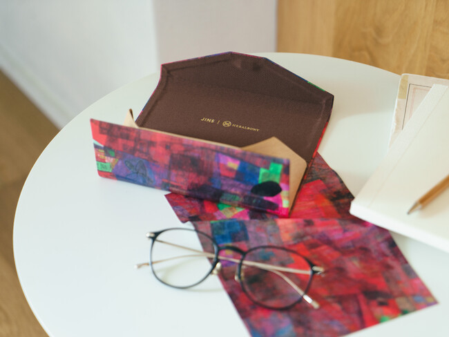 HERALBONY Art Prize2025「JINS賞」受賞作品で彩った「JINS｜HERALBONY ケース・セリート」が発売開始。