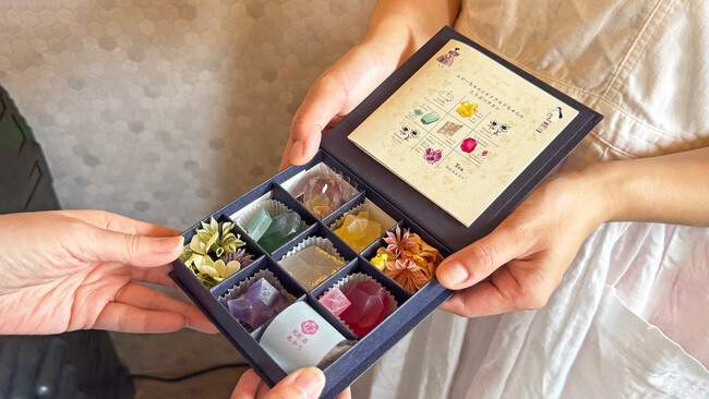 お母さんへの想いを物語とお菓子に込めて。食べる宝石【琥珀糖こうぶつヲカシ】の母の日ギフト