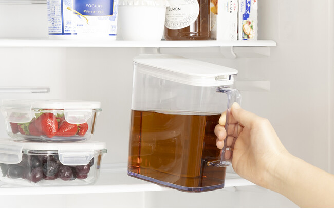 大人気の「棚置きできる冷水筒」に新サイズ登場！冷蔵庫の棚やドアポケットにスッキリ収まる