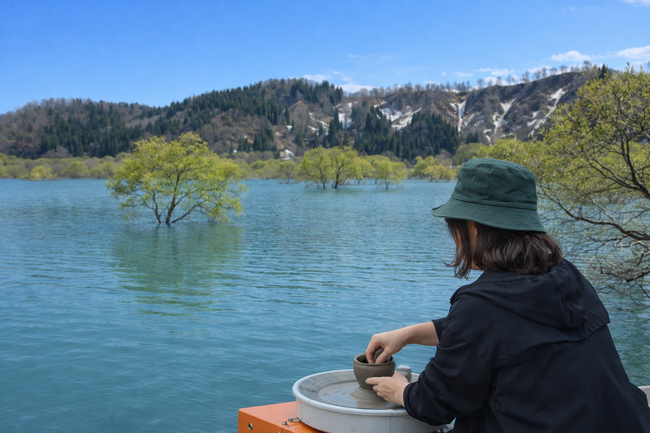 【山形・置賜】春限定の絶景「白川湖の水没林」を眼前に、電動ろくろ陶芸体験！「アルカディア陶芸リトリート 第4弾」5/16・17開催