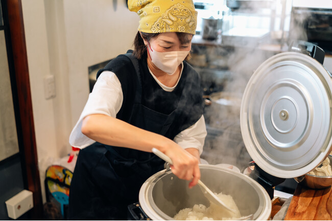 足立区の子どもたちに、コロナ禍からおいしさと栄養を届け続けて４年半。おにぎり屋による無料の食事支援が1万食を突破！