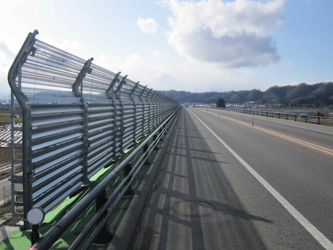 経済産業省北海道経済産業局が公表した中央アジアの海外新市場に取り組むモデル事例として、理研興業の防雪・防風柵技術を活用したカザフスタンとの取り組みが紹介されました
