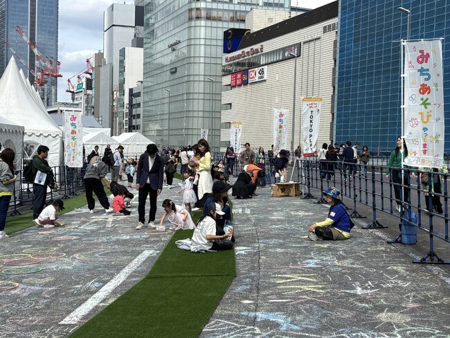 【開催報告】KK線がキャンバスに！「Roof Park Fes＆Walk」にて路上お絵描きコーナーを実施。子どもも大人も遊ぼう！みんなで彩るKK線。
