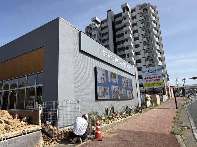 シアーズホームバースカンパニー新展示場(北九州市)に大型LEDビジョンを設置 ―― 福岡の町工場TMworksが施工