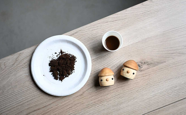 中東情勢で資材調達が不透明に・コーヒー豆で染める木のおもちゃを開発