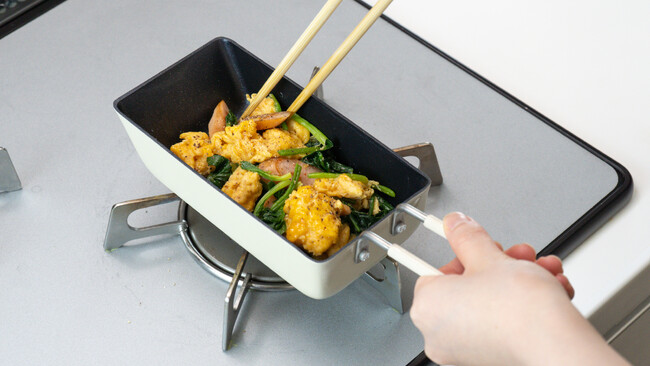 和平フレイズより、1人分調理の新発想フライパンが登場！焼き調理の幅が増えて隙間に収まる「ToMay スティックパン＜スクエア＞」を発売