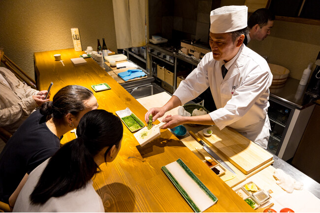食べるだけでなく「理解する」Omakase体験へ。英語で寿司を紐解く体験型寿司店「REONA Sushi Tokyo」が開業1周年。訪日富裕層からの支持によりレビュー200件超・95%以上が★5評価