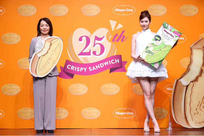 ハーゲンダッツCMでおなじみのTWICE SANAさんが登場！　「ハーゲンダッツ ジャパン クリスピーサンド25周年 PR発表会」開催