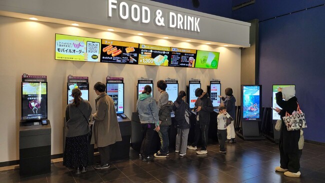 映画館のロビーを次世代エンタメ空間へ。MDT、イオンシネマ新百合ヶ丘に専用メガネ不要の「43インチ裸眼3Dディスプレイ」を4台導入