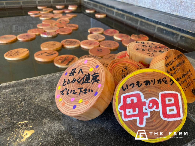 おふろcafe かりんの湯で母の日企画を開催。子どもたちの感謝メッセージ入り入浴木を浮かべる「感謝風呂」と限定ワークショップを実施