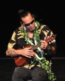 Mark Keali'i Ho'omalu(マーク・ケアリイ・ホオマル)