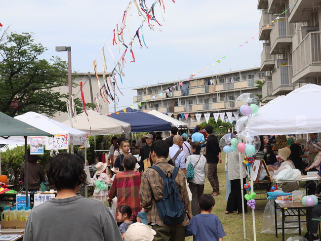 規模拡大！７年目を迎える団地内の住民共創イベント『茶山台団地７・16棟マルシェ』開催