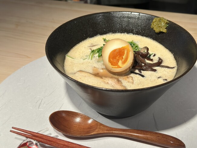 京都・宮川町の完全紹介制名店「鶏鍋珍」が昼営業を開始。11時よりカウンター3席限定、“比内地鶏100％”の鶏白湯ラーメンを提供