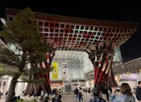 【シンプルかつダイナミック”な構成で投影】赤十字×金沢工業大学の学生プロジェクトによるプロジェクションマッピング。金沢駅「鼓門」で5月8日(金)19時30分から20時30分まで