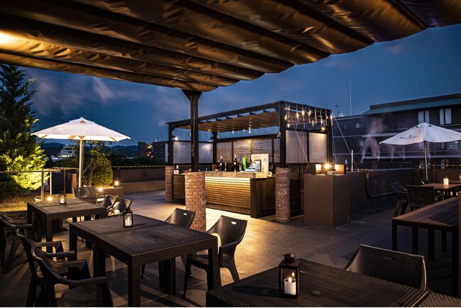 京都で、初夏の風に包まれる。京都東急ホテルの屋上に、心ほどける開放的な「ROOF TOP BAR」が期間限定オープン。