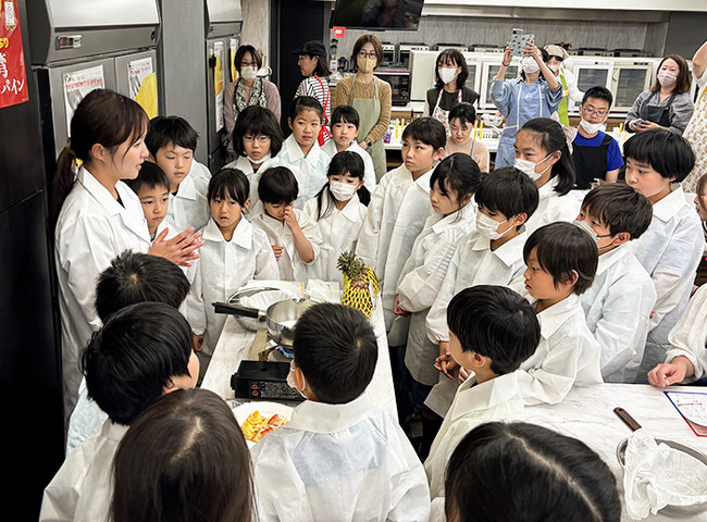 こどもの日に親子で楽しく学べる体験型イベント「色が変わる・固まる!? 小学生サイエンス料理教室」実施